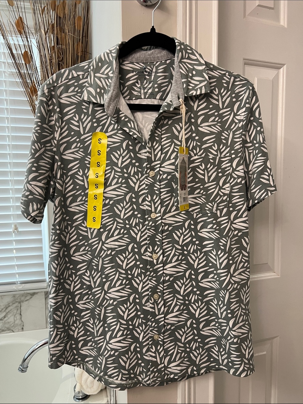 Tailor Vintage Gray Short-Sleeve Button-Down with White Leaf Print